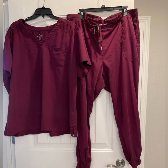Med Couture scrub set burgundy wine top size 3x bottoms size 2x joggers - Picture 1 of 7